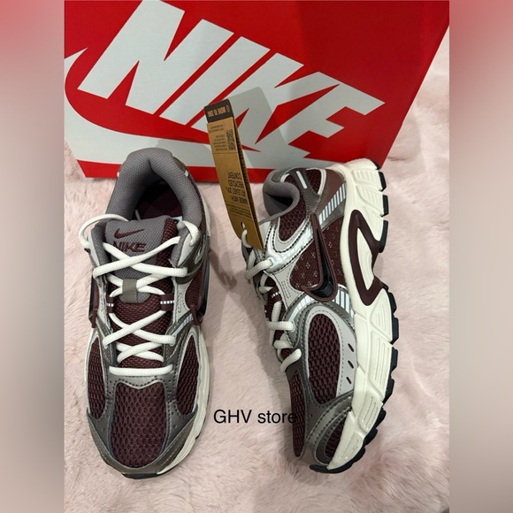 Nike V5 RNR Women's Sneaker - Picture 7 of 7